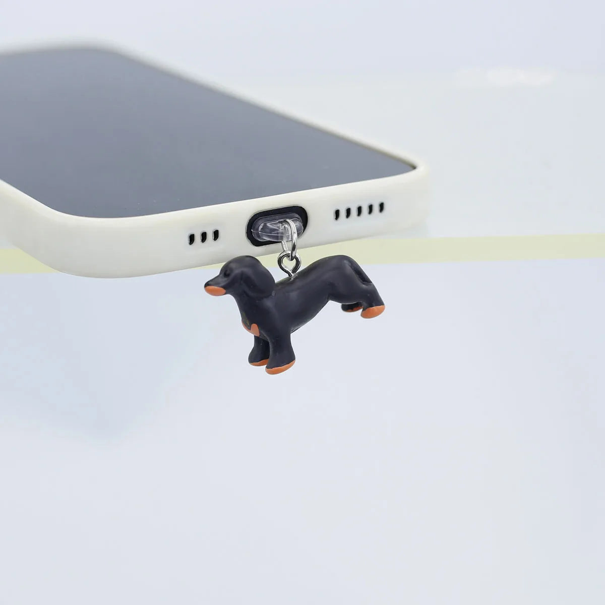 A Three-Dimensional Sausage Dog Resin Phone Dust Plug Hanging Accessory Decoration For Iphone 17 Type-C Port Pendant Lanyard