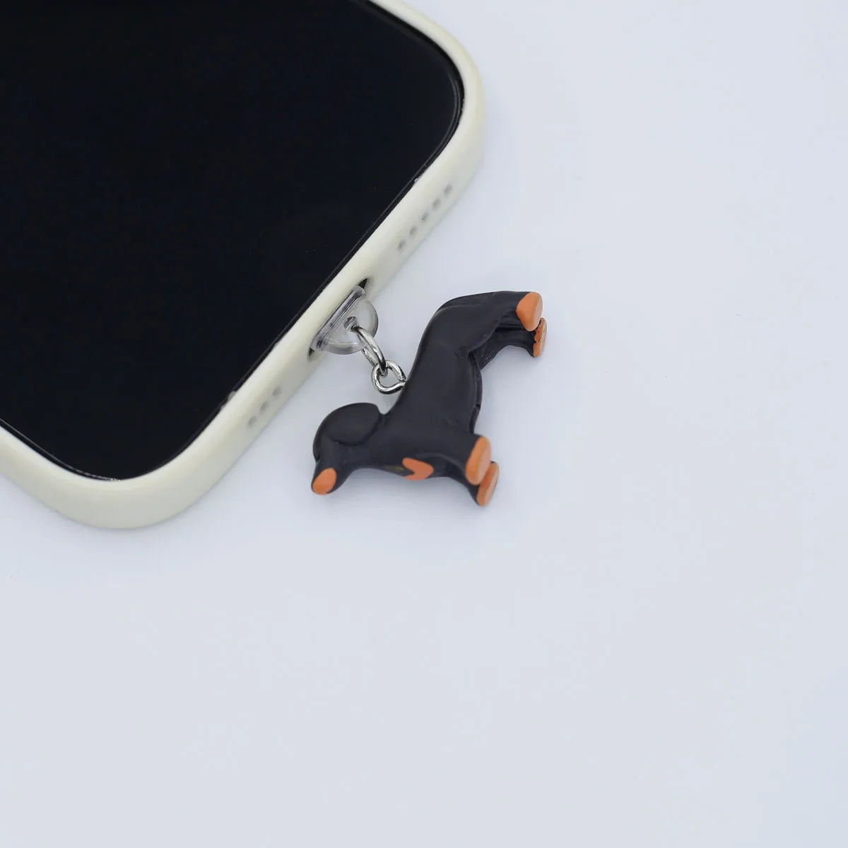 A Three-Dimensional Sausage Dog Resin Phone Dust Plug Hanging Accessory Decoration For Iphone 17 Type-C Port Pendant Lanyard